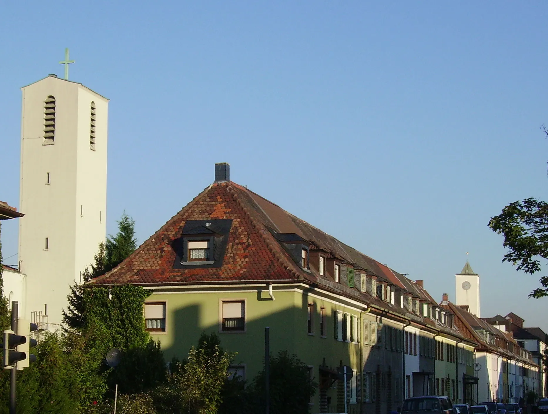 Zwei Kirchen im Stadtteil Gartenstadt in Ludwigshafen