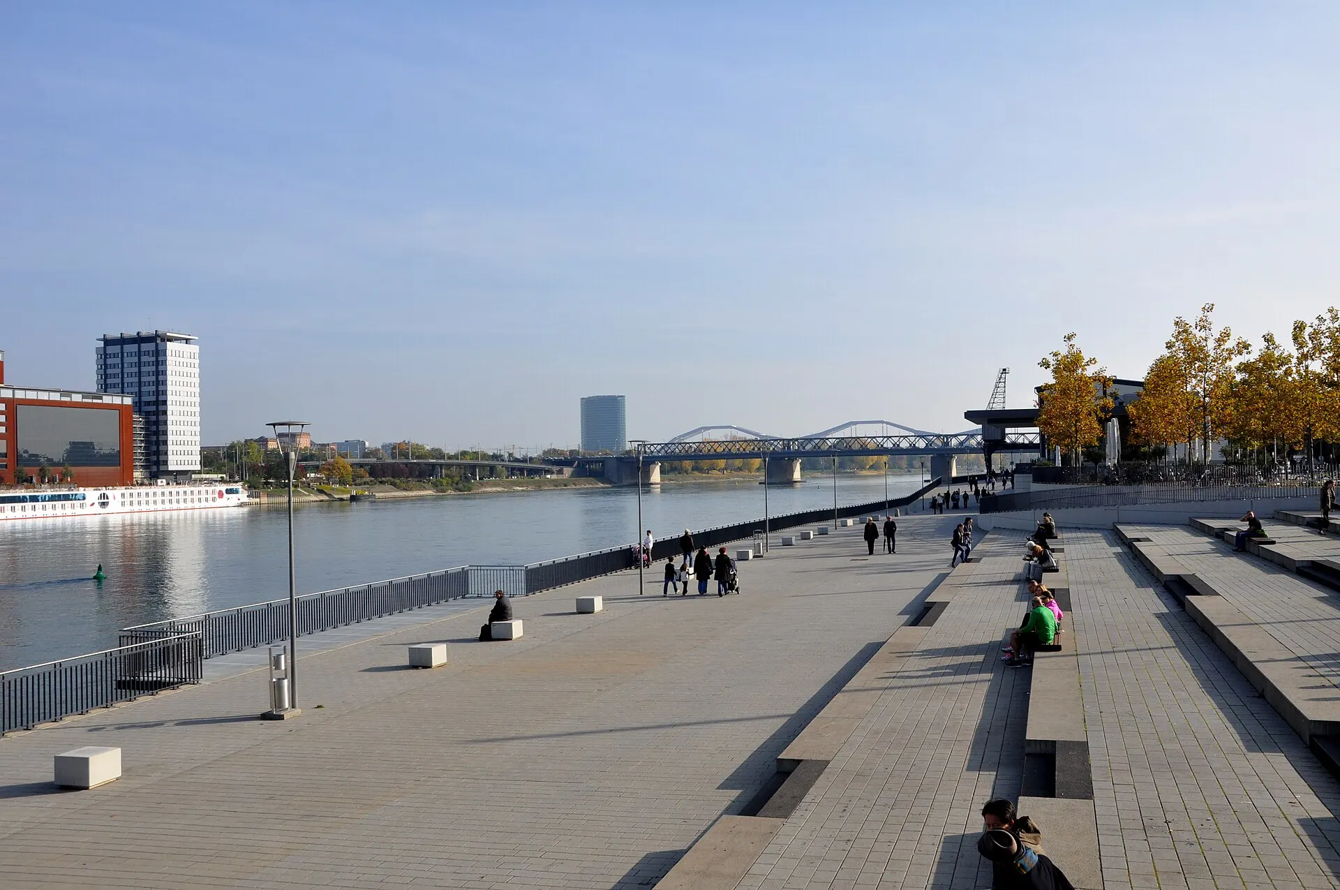 Rheinufer an der Rhein-Galerie in Ludwigshafen-Mitte